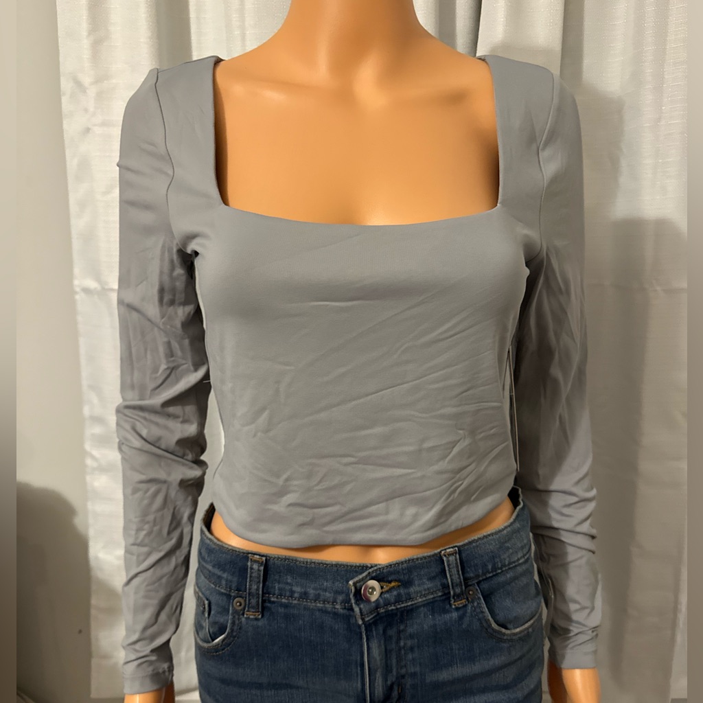 Great 90 Degrees By Reflex Cropped Gray Long Sleeve Square Neck Athletic Shirt